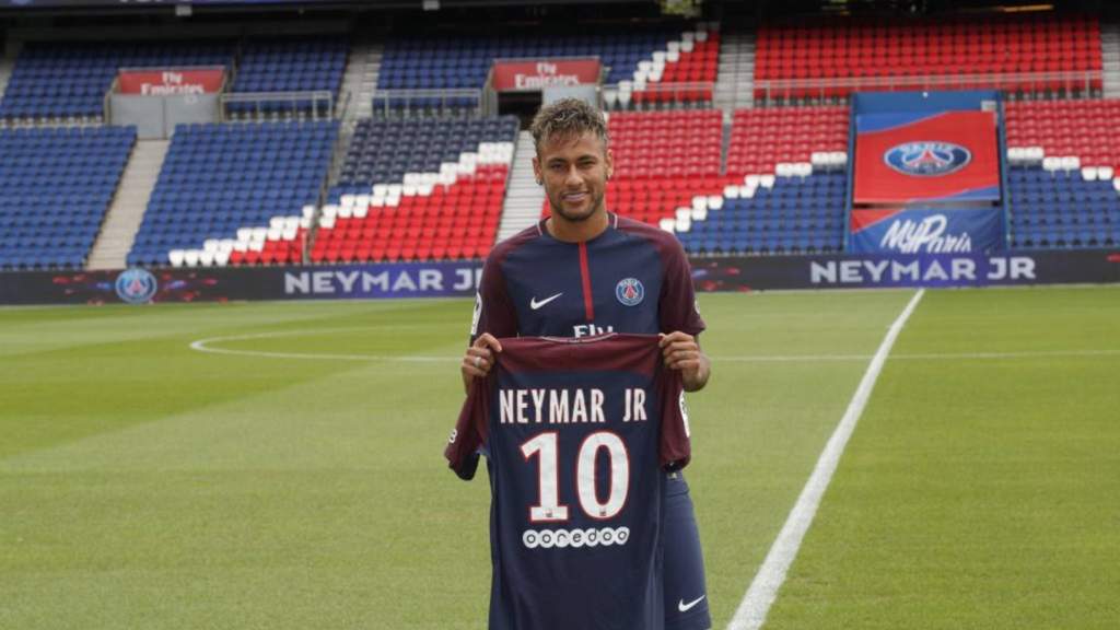 Vue d'un stade de football comble lors d'une grande rencontre internationale, symbolisant les investissements colossaux du mercato.