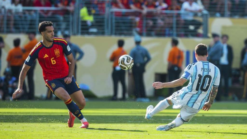 Vue générale du stade de New Jersey lors de la finale opposant l'Espagne à l'Argentine, affichant les supporters en liesse après le coup de sifflet final.